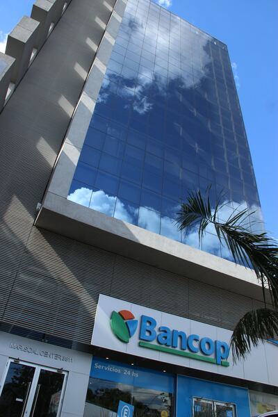 Fachada de la sede central de Bancop S.A., en Asunción.