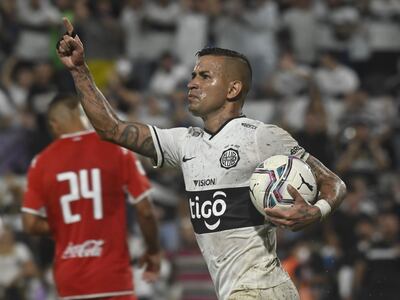 Derlis González, delantero de Olimpia, festeja el tanto del empate 2-2 con General Caballero JLM por la primera jornada del torneo Apertura 2022.