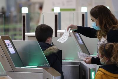 La Unión Europea alcanzó este sábado un acuerdo político sobre la nueva Ley de Servicios Digitales (DSA) que contempla medidas contra el contenido ilegal y la desinformación en línea.