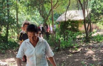 Falta de agua obliga a las familias recorrer varios kilómetros para traer agua del arroyo Acahay.