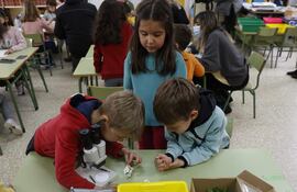 Varios niños asisten a clase, en el primer día sin mascarilla en las aulas, en el CEIP Mario Benedetti de Madrid.
