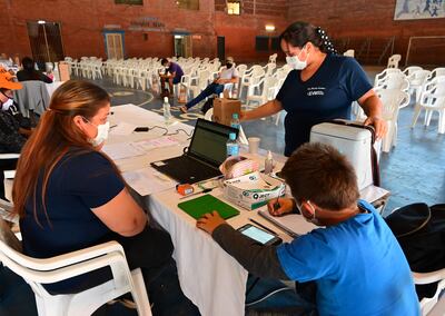 Al lado de su mamá, un niño rindió su examen de forma virtual. Fue en el vacunatorio del Fomento de Barrio Obrero.