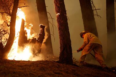 Un bombero combate las llamas en el condado de Pumas, California.