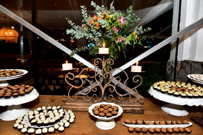 La mesa de dulces y postres.