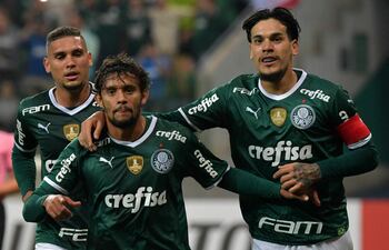 El goleador Gustavo Scarpa (i) con el capitán Gustavo Gómez,