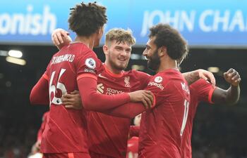 Mohamed Salah (d) celebra su gol con Harvey Elliot, quien sufrió una seria lesión, y el lateral Trent Alexander-Arnold.