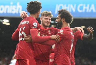 Mohamed Salah (d) celebra su gol con Harvey Elliot, quien sufrió una seria lesión, y el lateral Trent Alexander-Arnold.