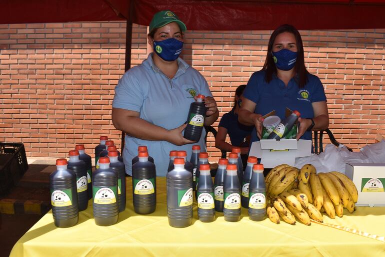 Socios de la Cooperativa El Arroyence, con su producción de miel de caña y derivados en la muestra.