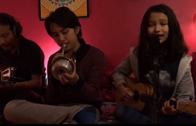 Nora (9) e Isaac (12), son los hermanos franco-coreanos que cantan Mis Noches sin ti acompañados por su papá Nicolas.