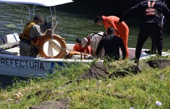 Buzos tácticos de Prefectura hallaron el cuerpo de la víctima con signos de haber sido golpeada.