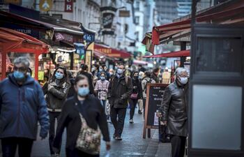 El comercio minorista y negocios esenciales seguirán abiertos en Francia, según el anuncio del gobierno que reactivó el confinamiento hasta diciembre, en un intento por frenar la segunda ola de contagios de covid.