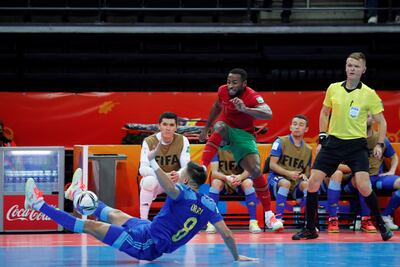 El portugués Pany, autor del primer gol, dispara ante la marca del kazajo Orasov. EFE