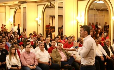 Óscar Orué (c) escucha atento a Santiago Peña (izq.).