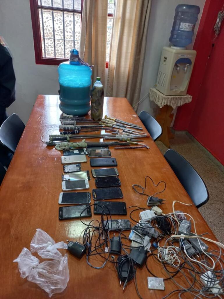 Elementos incautados en la cárcel regional de Itapúa. El ministerio de Justicia resolvió reforzar los controles y el operativo de seguridad en las cárceles de todo el país, coincidente con la llegada del fin de año.