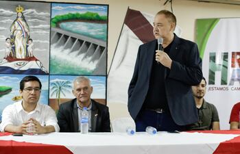 El gobernador Roberto González Vaesken (parado) junto con César "Landy" Torres y el intendente de Hernandarias Nelson Cano.