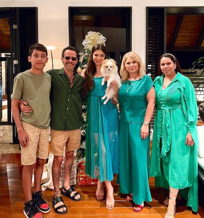 Navida en familia. Nadia Ferreira y Marc Antonhy posan con su hijo perruno Blue, Ludy y Eli Ferreira, y Mauricio, en República Dominicana.