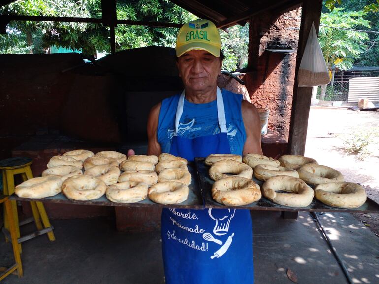 Amancio Zarza hace 28 años se dedica a la elaboración de chipa y es pionero en el rubro en Tacuaras. 