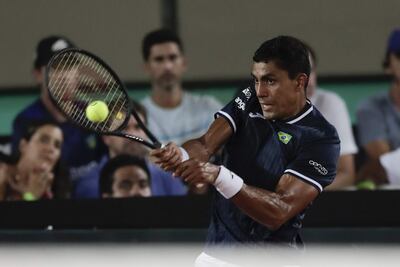 Thiago Monteiro de Brasil devuelve una pelota ante Jan-Lennarad Struff de Alemania hoy, en un juego de la Copa Davis en el Parque Olímpico Arena Tenis en Río de Janeiro (Brasil).