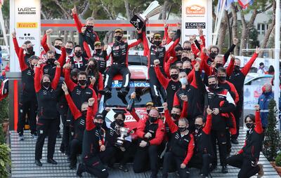 Sébastien Ogier y Julien Ingrassia celebran el triunfo con miembros del equipo Toyota.