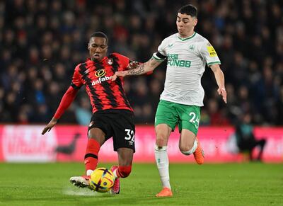 Miguel Almirón (d) disputa el balón con Jaidon Anthony, del Bournemouth, durante el partido de la fecha pasada en el que el ofensivo paraguayo marcó el gol del empate para el Newcastle.