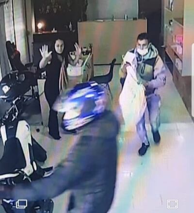 Momento en el que ambos asaltaron, según la Policía, un local el viernes pasado.