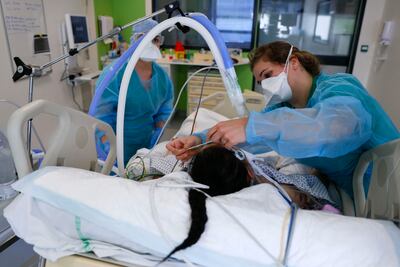 Profesionales de enfermería atienden a una paciente con coronavirus internada en una unidad de terapia intensiva.