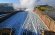El vertedero de Itaipú lanza agua del embalse del complejo hidroeléctrico al tramo inferior del río Paraná.