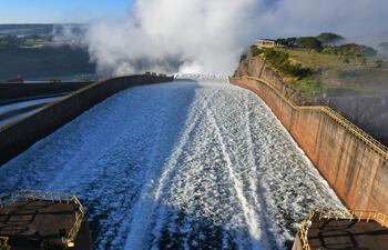El vertedero de Itaipú lanza agua del embalse del complejo hidroeléctrico al tramo inferior del río Paraná.