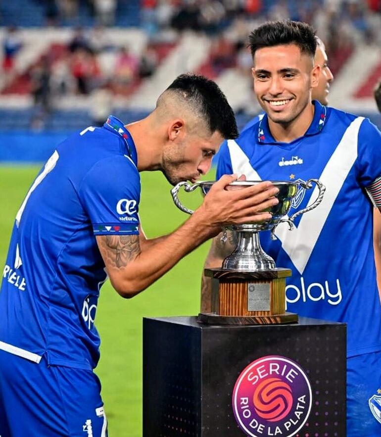 José Ignacio Florentín (26) besa la copa ganada con Vélez.