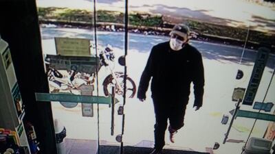El solitario delincuente estacionó su motocicleta frente al local farmacéutico y luego ingresó para perpetrar el asalto.