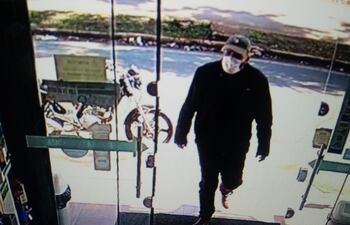 El solitario delincuente estacionó su motocicleta frente al local farmacéutico y luego ingresó para perpetrar el asalto.