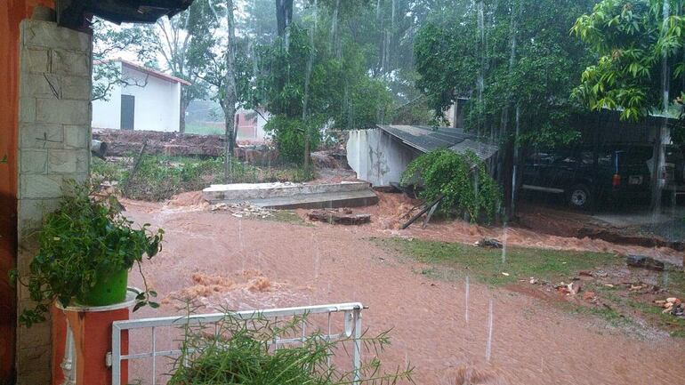 Calles y casas anegadas en varios barrios de la ciudad de Ñemby