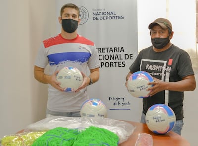 Torres (d) se encargó de recibir los implementos deportivos.