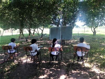 Deplorable estado de escuela San Antonio de Ybytymí, obliga a escolares dar clase bajo árbol.