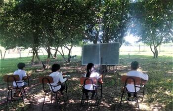 Deplorable estado de escuela San Antonio de Ybytymí, obliga a escolares dar clase bajo árbol.