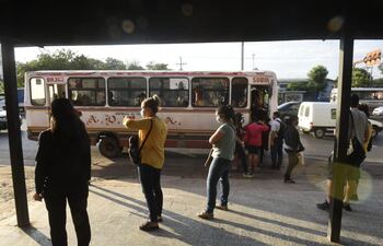 Reguladas de buses siguen afectando a los pasajeros este jueves 8 de abril del 2021.