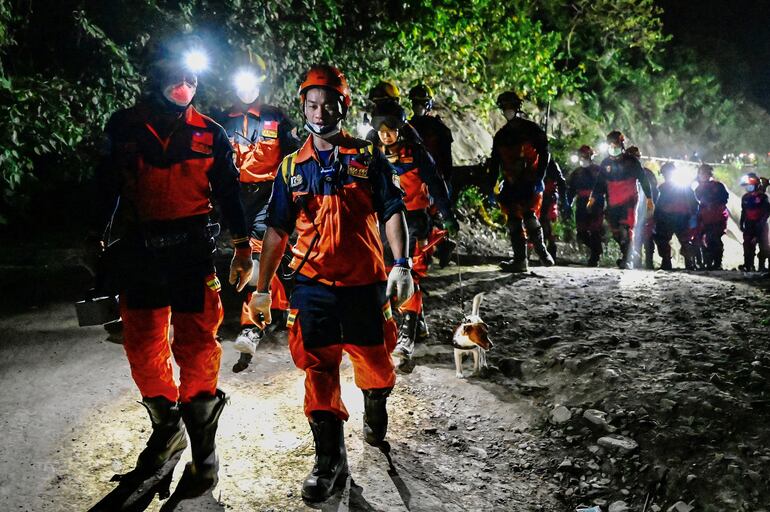 Rescatistas en el sitio del accidente, este viernes.
