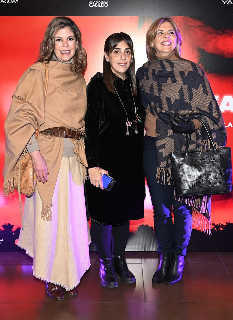 Alejandra, Paz y Cruz Encina.