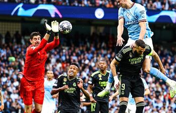 Impecable salto de Haaland para cabecear el balón ante la salida de Courtois, quien le tapó tres remates de gol al delantero noruegro.