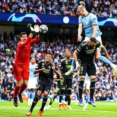 Impecable salto de Haaland para cabecear el balón ante la salida de Courtois, quien le tapó tres remates de gol al delantero noruegro.