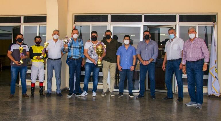 Los premiados por el triunfo de Soul Inspiration de El Legendario, que ganó el “1.000 Guineas”.