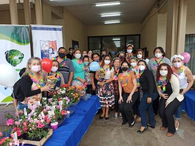 Funcionarias de la comuna de Fernando de la Mora repartieron, frente al palacete municipal y en las adyacencias, flores y plantines de especies nativas por primavera