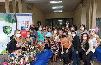 Funcionarias de la comuna de Fernando de la Mora repartieron, frente al palacete municipal y en las adyacencias, flores y plantines de especies nativas por primavera