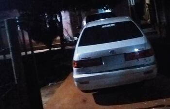 El automóvil baleado estaba estacionado en el patio de una vivienda y acusó once disparos.