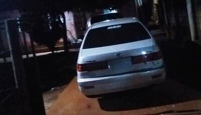 El automóvil baleado estaba estacionado en el patio de una vivienda y acusó once disparos.