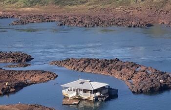 Enormes rocas sobresalen en las costas del río Paraná debido a la histórica bajante.