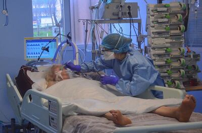 Unidad de Terapia Intensiva en el hospital CHU en Nantes, Francia, en la cual están internados pacientes con Covid-19.