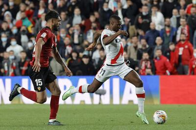 El zaguero paraguayo Omar Alderete, del Valencia, sale a la marca del delantero Mamadou Sylla, del Rayo Vallecano, durante el partido que disputaron ayer y que finalizó igualado 1-1.