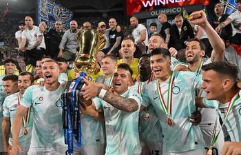 Lautaro Martínez levanta el trofeo de la Coppa Italia rodeado de sus compañeros.
