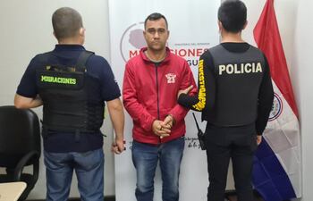 Uno de los brasileños expulsados fue identificado como Adriano Da Silva Cunha.